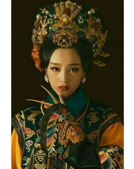 Chinese Fancy Dress, Chinese Traditional Costume, Asian Jewelry, Fashion Design Portfolio, Head Jewelry, Fashion Photography Inspiration, Trendy Fashion Outfits, Vintage Models, Traditional Fashion