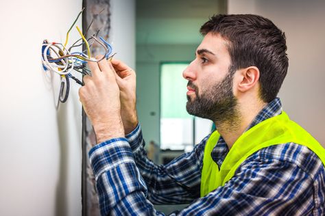 Electrical connection problems may be prevalent around your home. Here are some of the most common ones and how to fix them. Basic Electrical Wiring, Diy Handyman, Electrical Code, Electrical Problems, House Wiring, Electrical Work, Electrical Projects, Live Wire, Automotive Electrical