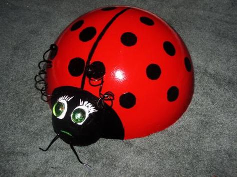 Lady Bug Bowling Ball For My Garden  (cut open an old beach ball to use for shape and fill with concrete) Bowling Ball Ladybug, Garden Upcycle, Bowling Ball Crafts, Bowling Ball Garden, Bowling Ball Yard Art, Bowling Ball Art, Bottle Cap Table, Lawn Bowls, Ladybug Garden