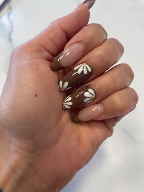 Spring Brown Nails, Brown Design Nails Acrylic, Brown Flower Nails Acrylic, Brown Nails With Daisy, Brown Nails With White Flowers, Brown Mushroom Nail Art, Brown Daisy Nails, Simple Nail Designs Autumn, Brown Acrylic Nail Ideas