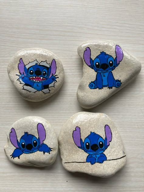 Bluey Rock Painting, Stitch Rock Painting, Happy Stones, Rock Painting Patterns, Rock Painting Designs, Painting Designs, Rock Crafts, Painting Patterns, Stone Art