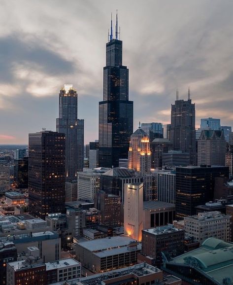 Sears Tower in Chicago ♥ - Beauty of America Illinois Aesthetic, Dekalb Illinois, Winnetka Illinois, Job Aesthetic, Skyline Logo, House Types, Chicago Cityscape, Chicago Aesthetic, Sears Tower