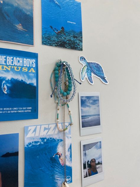 Room Decor Beach Aesthetic, Surfer Dorm Room, Surf Bedroom Aesthetic, Room Beach Aesthetic, Beachy Dorm Room Ideas, Surfer Girl Room Aesthetic, Sea Room Aesthetic, Beach Style Room, Beach Bedroom Aesthetic