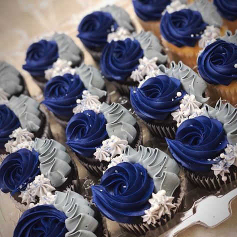 I really love how these bridal shower cupcakes turned out! I was worried the colors the customer requested would be too somber for the occasion, so after speaking to her again, we changed the design from regular-style cupcakes to these pretty ones inspired by @sugarcakesx 💙 ....#cake #cakecakecake #cakedecorating #cakedecorator #cakedesign #cakedesigner #cupcakes #fancycupcakes #bridalshowercupcakes #navycupcakes #graycupcakes #cakeideas #cakes #cakesofig #cakesofinstagram #buttercrea Navy Cupcakes, Deco Cupcake, Bridal Shower Cupcakes, Fancy Cupcakes, Creative Cupcakes, Cheesecake Cupcakes, Cupcake Designs, Shower Cupcakes, Flower Cupcakes