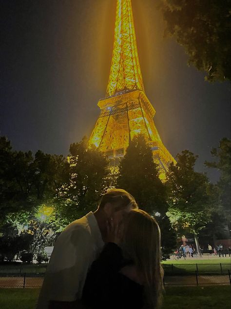 Kissing In Paris, Paris Kiss Couple, Paris With Him, City Couple Aesthetic, Paris Couple Pictures, France Romance, Dark Memories, Paris Kiss, Paris Balcony