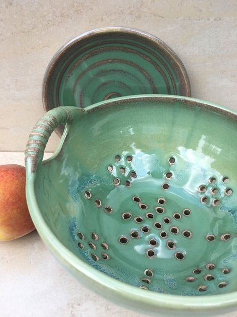 Pottery Colander, Green Porcelain, Ceramic Fruit, Keramik Design, Slab Pottery, Diy Pottery, Pottery Classes, Ceramics Ideas Pottery, Berry Bowl