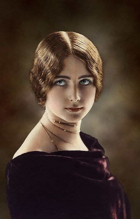 Cleo de Merode colorized Lily Elsie, Vintage Foto's, Grand Duchess Olga, Anna Pavlova, Old Portraits, Portrait Vintage, Spanish Actress, Mata Hari, Fotografi Vintage