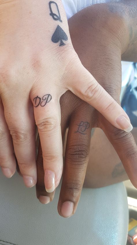 Tattoo Couple, Ring Finger Tattoos, Initial Tattoo, Photos Inspo, Wedding Tattoos, Mom Tattoos, Initial Ring, So In Love, Tattoo Lettering