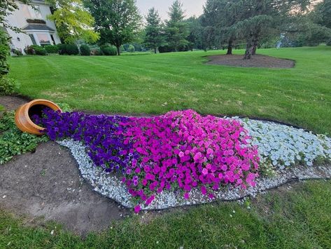 Landscaping Garden Design, Round Garden Bed Ideas Front Yards, Ideje Za Uredjenje Dvorista, Big Front Yard Landscaping, Plants For Front Of House, Landscaping Around Ac Unit, Purple Flower Garden Landscaping Ideas, Raised Mound Flower Beds, Kidney Shaped Landscape Bed