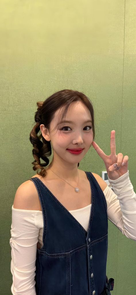 #NAYEON Wallpaper  #TWICE #NAYEONWALLPAPERS Wallpaper Nayeon, Nayeon Wallpapers, Nayeon Pop, Nayeon Wallpaper, Park Ji Soo, Nayeon Icons, Celebrity Singers, Sana Momo, Twice Nayeon