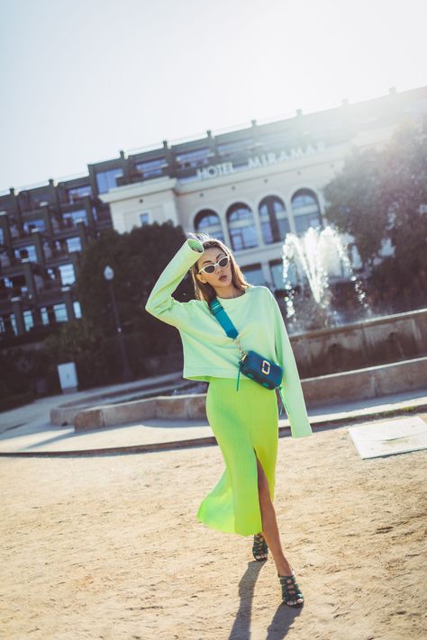 STEP UP YOUR SUMMER STYLE WITH THESE 6 COLORS - #notjessfashion | #summerstyle | Jessica Wang, Streetstyle Summer, Neon Shoes, Retro Fashion Outfits, Monochrome Outfit, Wardrobe Basics, Your Outfit, Dress Code, Green Fashion