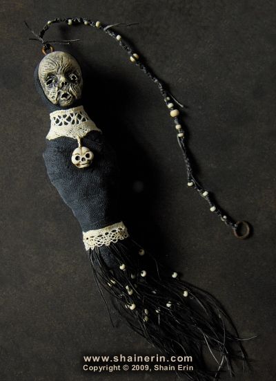 Haunted Dolls, Spirit Dolls, Halloween Doll, Shadow Puppets, Voodoo Dolls, Beautiful Dark Art, Creepy Halloween, Maquillage Halloween, Creepy Dolls