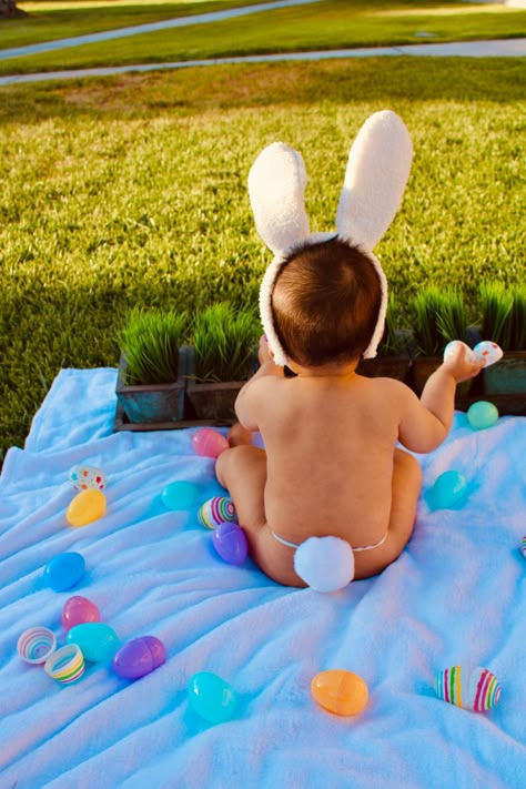 Baby Easter Egg Pictures, Easter Baby Photoshoot Peeps, Easter Photography Ideas Toddler, Baby Girl Photoshooting Ideas Easter, Easter Bunny Newborn Pictures, Baby Easter Pictures, Easter Baby Photos, Photo Bb, Easter Photoshoot