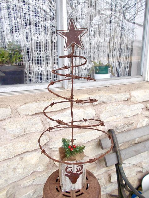 Barbed Wire Decor, Barbed Wire Wreath, Wire Christmas Tree, Homemade Christmas Ornaments Diy, Barbed Wire Art, Country Christmas Trees, Wire Knitting, Barn Wood Projects, Fun Christmas Decorations