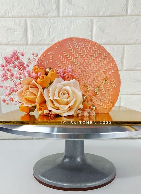 This pretty, peach, pink and gold  cake is so fun to make. Upside Down Cake Design, Face Forward Cake, Front Forward Cake, Forward Facing Cake, Top Forward Cake Designs, Aperol Cake, Sideways Cake, Cake On Its Side, Top Forward Cake Ideas