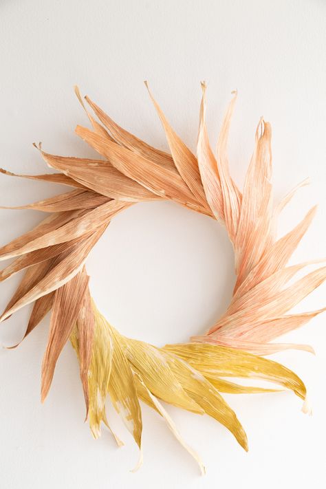 Diy Corn Husk, Autumnal Wreath, Corn Husk Wreath, Corn Husk Crafts, Corn Husks, Pretty Crafts, Natural Wreath, Corn Husk, Wreath Diy