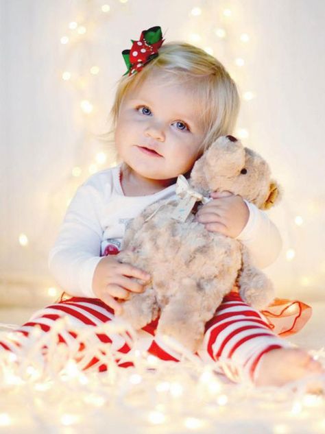 Baby Toddler Christmas Picture Ideas Toddler Christmas Pictures, Toddler Christmas Photos, Christmas Light Photography, Diy Christmas Photoshoot, Christmas Photoshoot Ideas, Christmas Lights Background, Christmas Baby Pictures, Foto Kids, Baby Christmas Photos