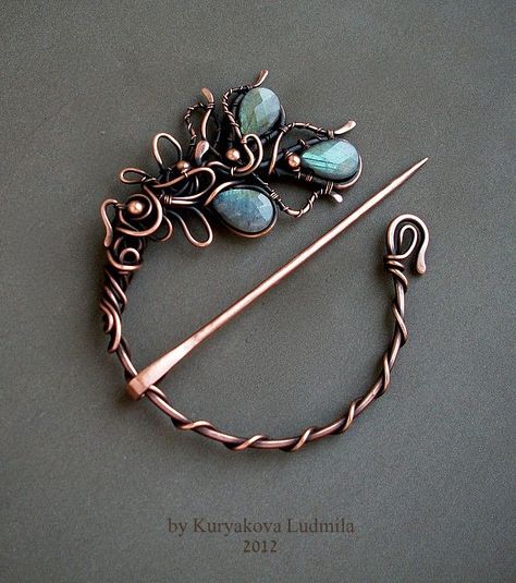 BROOCH-FIBULA by KL-WireDream.deviantart.com Wire Brooch, Scarf Pins, Bijoux Fil Aluminium, Shawl Pin, Wire Jewelry Designs, Wire Work Jewelry, Shawl Pins, Work Jewelry, Garter Stitch