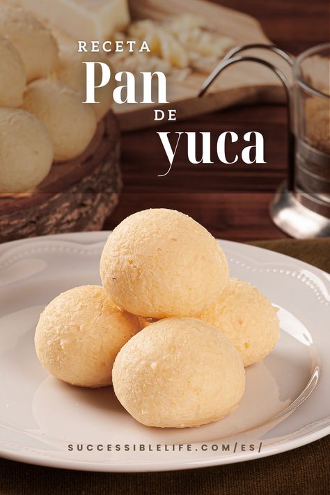 Imagen de panecillos de yuca, dorados y esponjosos, dispuestos en un plato blanco sobre un fondo de madera rústica. Bolivian Food, Recetas Keto, Bread Machine, Sin Gluten, Bread Recipes, Food Inspiration, Gluten Free, Cooking Recipes, Healthy Recipes