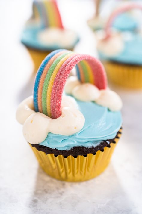 Easy Unicorn Cupcakes Diy, Diy Rainbow Cupcakes, Unicorn Birthday Party Cupcakes, Birthday Cupcakes For School, Diy Unicorn Cupcakes, Unicorn Rainbow Cupcakes, Birthday Muffins Decoration, Unicorn Birthday Cake Easy, Easy Birthday Cupcakes