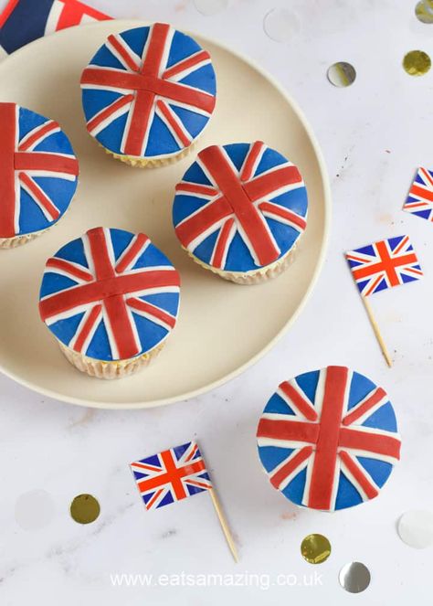 Union Jack Cupcakes, Union Jack Cake, British Cookies, Flag Cupcakes, British Themed Parties, Fun Party Food, Cupcakes With Fondant, Royal Jubilee, Royal Recipe