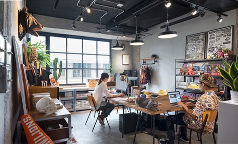 Design Office Space, Gray Interior Doors, Industrial Office Space, Startup Office, Design Studio Workspace, Design Studio Office, Small Office Design, Creative Office Space, Cool Office Space