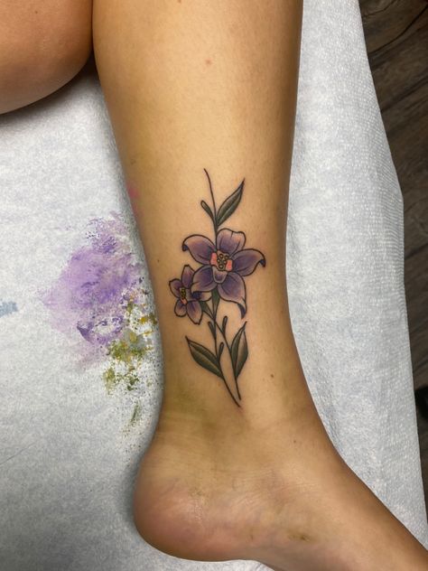 #daffodil #tattoo #tattooideas #tattooart #tattoosforwomen #tattooideasformen #tattoodesign #purple #flowertattoos Purple Daffodil Tattoo, Daffodil Tattoo Color, Tattoo Daffodil, Daffodil Tattoo, Turtle Tattoo, Purple Daisy, Bee Tattoo, Tattoo Cover-up, Name Tattoo