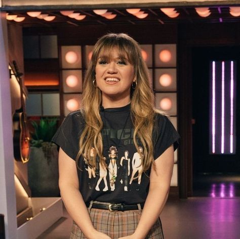 The Kelly Clarkson Show on Instagram: "Are we LOVING this week's looks, all?! 😍➡️⁠ ⁠ Styling: @micaela ⁠ Glam: @gloglomakeup ⁠ Hair: @coreymorriscm ⁠ 📸: @weisseubanks" Kelly Clarkson Hair 2024, Kelly Clarkson Style Outfits, The Kelly Clarkson Show, Kelly Clarkson Bangs, Kelly Clarkson 2023, Kelly Clarkson Style, Kelly Clarkson Outfits, Kelly Clarkson Now, Looks Shows