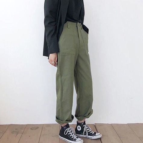 Earthy Clothes, Converse Outfits, Mode Jeans, Black Converse, Outfits With Converse, Looks Street Style, Modieuze Outfits, Converse Sneakers, Green Pants