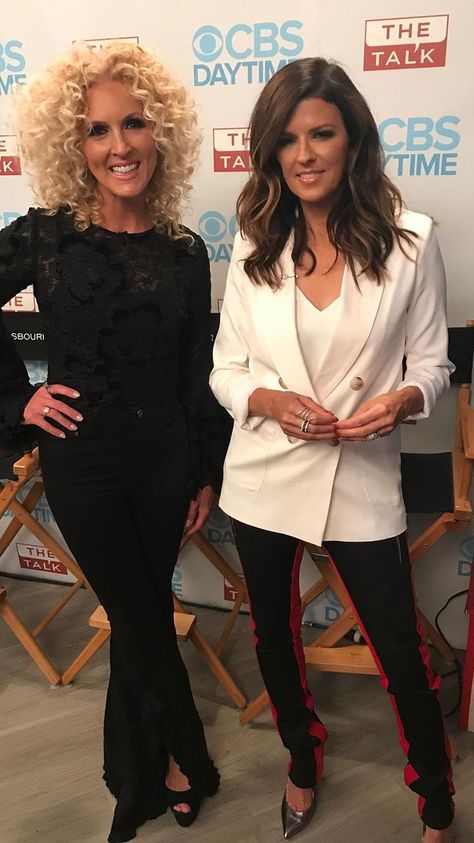 Karen Fairchild and Kimberly Schlapman Kimberly Schlapman, Little Big Town, Country Bands, Big Town, Dark Hair With Highlights, Hair 2024, Country Blue, Country Music Artists, Country Music Stars