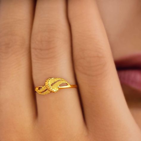 Daily Use Rings Gold, Ladies Finger Rings Gold, Rings For Women Gold Indian, Gold Finger Rings For Women, New Ring Designs Gold, Gold Ring Design For Women, Gold Earrings Studs Simple, Pure Gold Ring, Gold Ring Indian