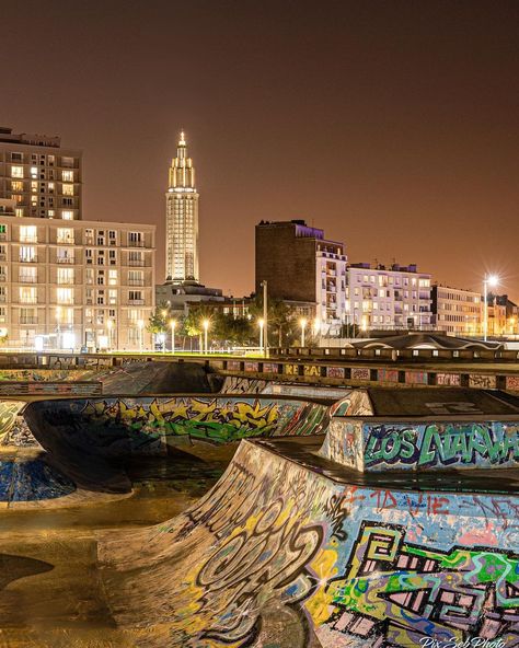 Skate Park At Night Aesthetic, Skatepark Aesthetic Night, Skatepark At Night, Skate Park Night, Skatepark Background, Graffiti Skatepark, High Company, Skate Boy, Skateboard Park