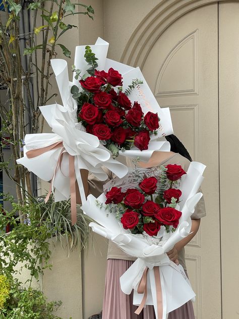 Wrap Flowers In Paper, Big Bouquet, Bouquet Arrangement, Flower Bouquet Diy, Fresh Flower Bouquets, Bouquet Of Roses, Hand Bouquet, Fashion Drawing Dresses, Artificial Flower Bouquet