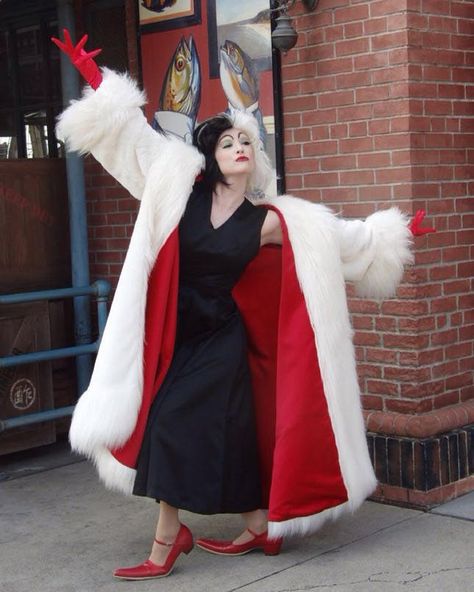 HR Cruella Carnival Costumes Ideas, Work Appropriate Halloween Costumes, Modest Halloween Costumes, Cruella Deville Costume, Classic Halloween Costumes, Hot Costume, Vintage Halloween Costume, Carnival Costume, Fur Coat Vintage