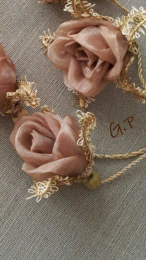 Organza Flower Embroidery, Ribbon Flower Embroidery, Tessals Design, Silk Ribbon Embroidery Tutorial, Textile Flowers, Ribbon Flowers Diy, Making Fabric Flowers, Fleurs Diy, Ribbon Embroidery Tutorial