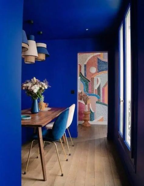 Déco bleu Klein : nos coups de coeur Yves Klein, Eclectic Interior Design, Blue Rooms, Eclectic Interior, Blue Interior, Interior Trend, Blue House, Blue Walls, Colorful Interiors