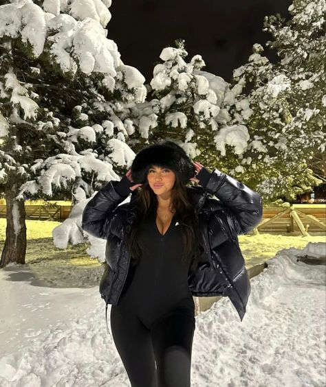 Cabin Trip Outfit, Snow Fits, Moncler Jacket Women, Winter Vacation Outfits, Claudia Tihan, Winter Outfits Snow, Snow Photoshoot, Cabin Trip, Ootd Winter