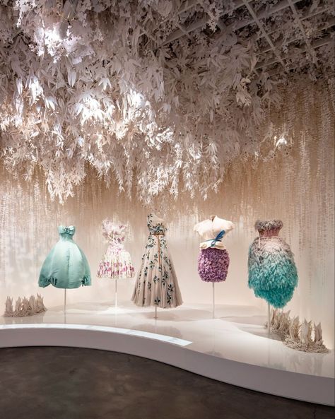 Dior Designer Of Dreams, Urban Spaces Design, Ball Gowns Fantasy, Paris Flowers, Christian Dior Designer, Fashion Showroom, Chengdu China, Retail Store Interior Design, Museum Fashion