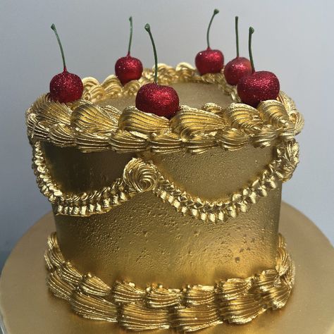 Heart Vintage Gold Cake 28th Birthday Cake Ideas, 18th Birthday Cake Gold, Gold Cake Design, Gold Heart Cake, Cherry Wedding, Gold Glitter Cake, Cake Magic, Birthday Cake Roses, Heart Birthday Cake