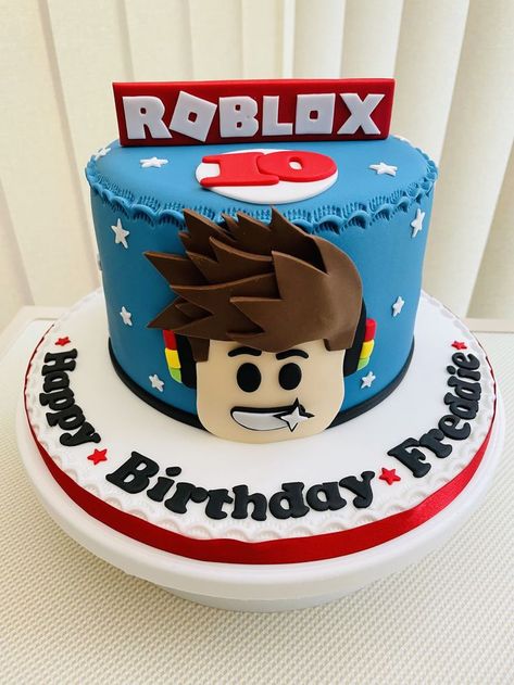 Roblox Themed Cake, Roblox Pasta, Roblox Cake Ideas, Gamer Cake Ideas Boys, 10th Birthday Cakes For Boys, Cupcake Bouquet Tutorial, Roblox Birthday Cake, 9th Birthday Cake, Video Game Cakes