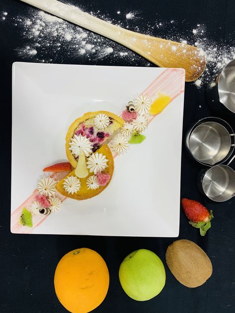 Fruit Tart Plating, Plated Tart Dessert, Pie Plating Ideas, Pastry Plating Ideas, Plating Pie, Tart Plating Ideas, Cheesecake Plating Ideas, Cake Plating Ideas, Bread Plating