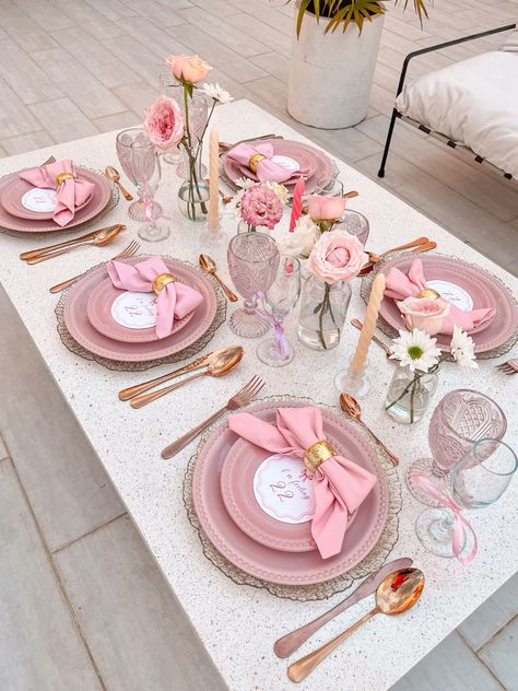 Coquette table setting Pink Theme Table Decoration, Deco Table Birthday, Pink Table Aesthetic, Cute Table Set Up For Birthday, Birthday Decoration Table Ideas, Pink Party Table Setting, Pink Brunch Decorations, Table For Two Setting, Coquette Table Set Up