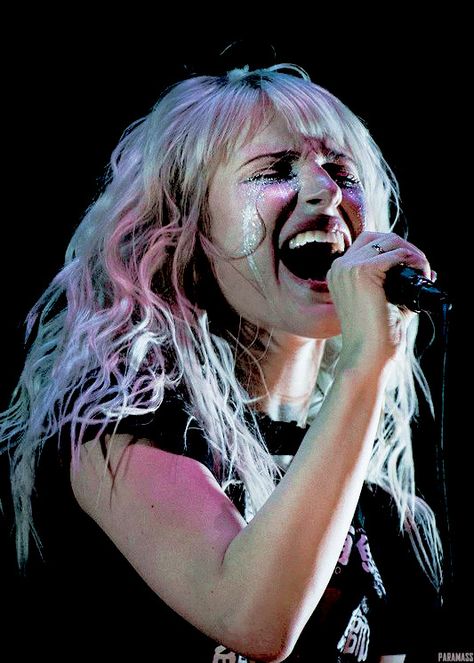 Hayley Williams Wallpaper Aesthetic, Hayley Williams Icons, Hayley Williams Profile Picture, Emo Hayley Williams, Hayley Williams Style, Hayley Williams Scene Hair, Hayley Wiliams, Hayley Paramore, Miley Cyrus Style