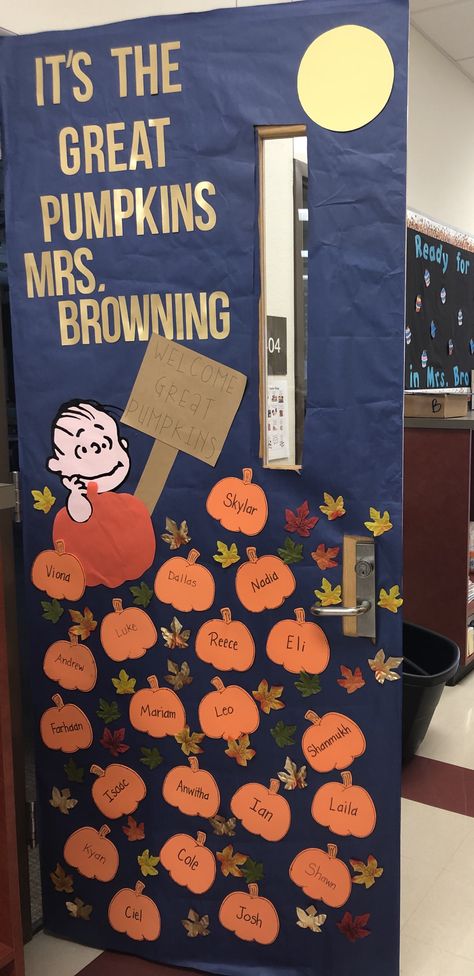 Fall themed classroom door decoration Pumpkin Classroom Door, Fall School Doors, Fall Themed Classroom, Deco Classroom, Fall Classroom Decorations Ideas, Thanksgiving Classroom Door, Halloween Door Decorations Classroom, Fall Classroom Door, Halloween Classroom Door