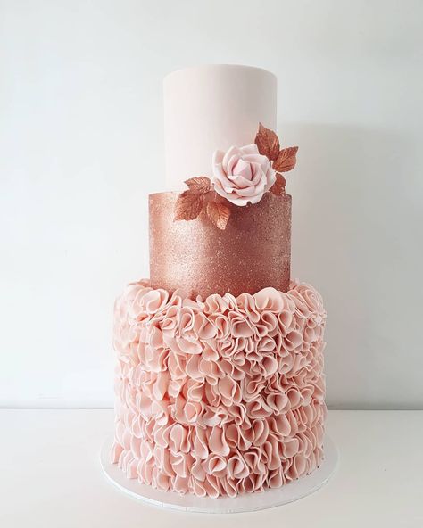 Rose gold 💗💗 #weddingcake #wedding #weddinginspo #cake_me_pretty #instalove #igers #luxewedding #luxecake #cakeartist #cakedesigner… Copper Wedding Cake, Metallic Cake, Metallic Wedding Cakes, Rose Gold Wedding Cakes, Rose Gold Cake, Beautiful Cake Designs, Dream Wedding Cake, Bridal Shower Cakes, Cupcake Icing