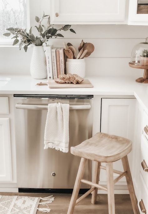 Neutral Kitchen Ideas Decor, Target Kitchen Decor, Simple Kitchen Counter Decor, Staged Kitchen, Neutral Kitchen Ideas, Neutral Kitchen Decor, Wood Kitchen Accessories, Kitchen Counter Styling, Kitchen Renos