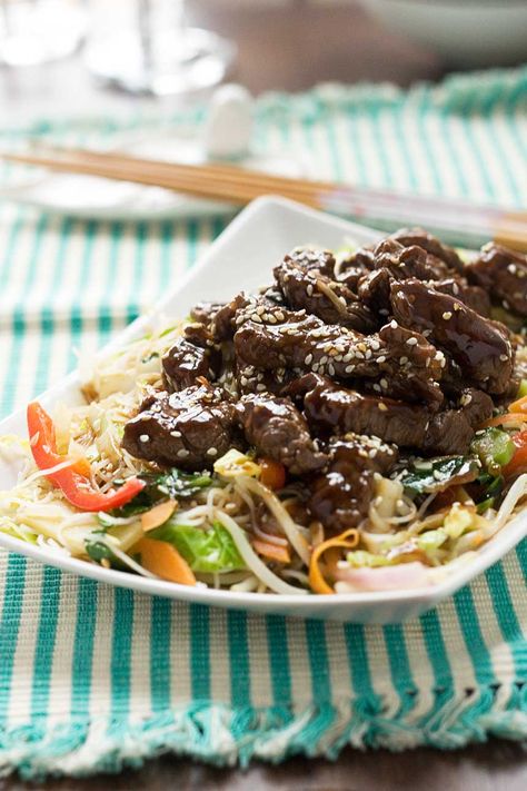 10-minute hoi sin beef and noodles Hoi Sin Sauce Recipe, Hoisin Beef Noodles, Hoisin Beef, Vegan Japanese Food, Beef Noodles, Asian Foods, Fried Vegetables, Beef And Noodles, Pasta Noodles