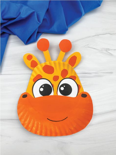 Looking for an easy animal craft for kids to make? This paper plate giraffe is fun and comes with a free printable template! Paper Plate Giraffe, Giraffe Craft, Zoo Animal Activities, Summer Alphabet, Zoo Crafts, Zoo Animal Crafts, Paper Plate Animals, Giraffe Crafts, Puppet Craft