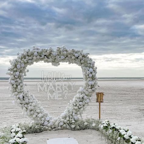 Beach Flower Proposal, Beach Marriage Proposal Ideas, Beach Proposal White Roses, Marry Me Proposal Ideas Romantic Beach, Marriage Proposal Ideas Beach, Wedding Proposal Ideas Engagement, Beach Proposal, Best Wedding Proposals, Wedding Proposals