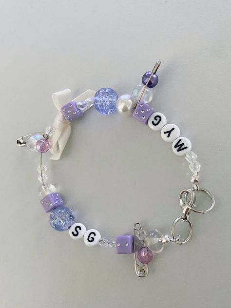 Suga Bracelet Beads, Korean Bracelet Diy, Homemade Bracelets Ideas, Kpop Friendship Bracelets, Bts Friendship Bracelet, Bts Beaded Bracelet, Bts Bracelet Beads, Yoongi Bracelet, Bts Bracelet Diy